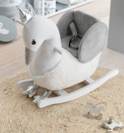 Cygne à Bascule Peluche Blanc Et Gris Calio -KidKraft || Disney Cars || HELLO KITTY Soldes Boutique cygne a bascule peluche blanc et gris calio 5400924170578 1332978