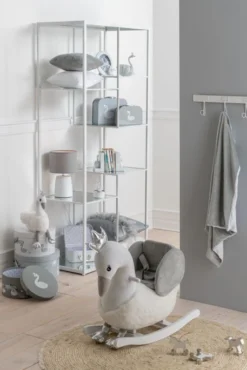 Cygne à Bascule Peluche Blanc Et Gris Calio -KidKraft || Disney Cars || HELLO KITTY Soldes Boutique cygne a bascule peluche blanc et gris calio 5400924170578 1332985